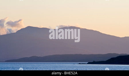 Blick vom Nord Ledaig in der Nähe von Oban Argyll in Schottland zeigt Ardmucknish Bucht mit Lismore Insel darüber hinaus in der Abenddämmerung Stockfoto