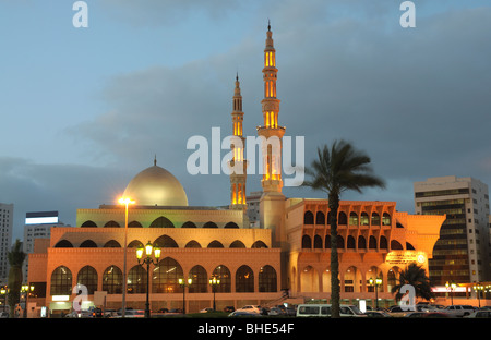 Moschee in Sharjah in der Abenddämmerung, Vereinigte Arabische Emirate Stockfoto