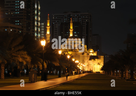 Moschee in Sharjah in der Nacht. Vereinigte Arabische Emirate Stockfoto