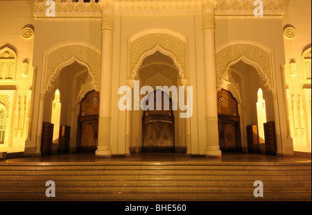 Moschee in Sharjah, die nachts beleuchtet. Vereinigte Arabische Emirate Stockfoto