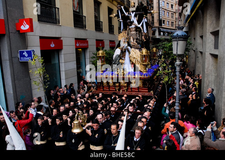 Die großen Thron mit der Paso-Szene erfolgt in einer engen Straße während der Karwoche Fiesta in Malaga, Spanien. Stockfoto