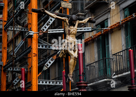 Die aus Holz geschnitzte Skulptur von Jesus Christus in den Straßen während der Heiligen Woche Feier in Malaga, Spanien durchgeführt. Stockfoto