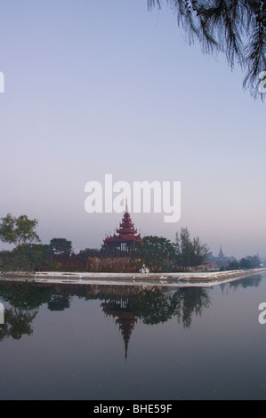 Sonnenaufgang über dem Kanal rund um den Königspalast, Mandalay, Birma, Myanmar Stockfoto