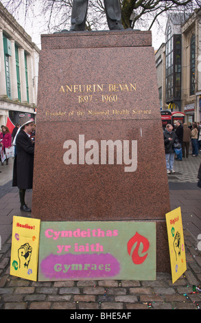 Welsh Language Society, Cymdeithas Jahr Iaith Gymraeg, Protest gegen Aneurin Bevan Statue in Cardiff, South Wales, UK Stockfoto