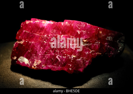 Rubinkristall, eine Vielzahl von Korund, Aluminiumoxid Al2O3. Stockfoto
