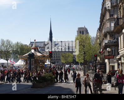 Karussell in der Nähe von Hotel De Ville Paris Frankreich Stockfoto