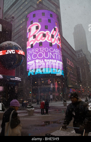 Mattel Barbie wird auf die Leuchtreklame an der Nasdaq am Times Square in New York während eines Schneesturms gefördert. Stockfoto