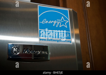 Ein Energie-Sterne-Kühlschrank zum Verkauf an ein Gerät laden im Flatiron District of New York Stockfoto
