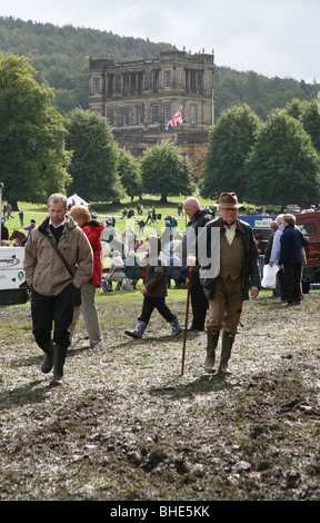 Die Besucher gehen durch den Schlamm an Chatsworth Country Fair, Chatsworth House, Derbyshire, England, Großbritannien Stockfoto