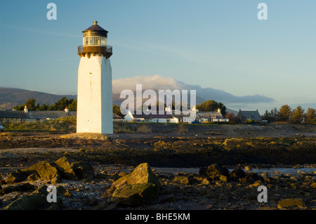 Southerness Punkt, Dorf und Leuchtturm am Ufer des Solway, mit Criffel Hügel hinter, in Dumfries and Galloway, Schottland. Stockfoto
