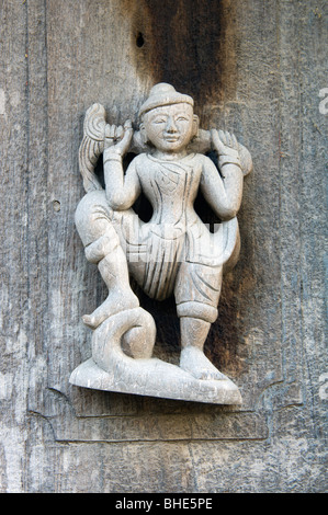 Geschnitzt aus Teakholz Figuren der buddhistischen Mythologie, Mandalay, Birma, Myanmar Stockfoto