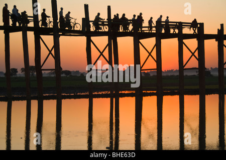 U Bein Brücke bei Sonnenuntergang, Amarapura, Burma, Myanmar Stockfoto