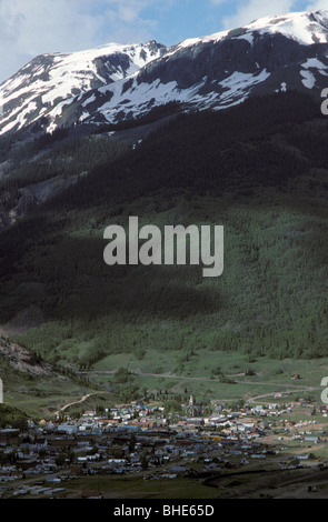 Silverton, Colorado liegt eingebettet in ein Hochtal entlang der Animas River. Stockfoto