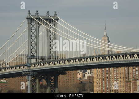 Manhattan Bridge mit dem Empire State Building im Hintergrund abzeichnen. Stockfoto