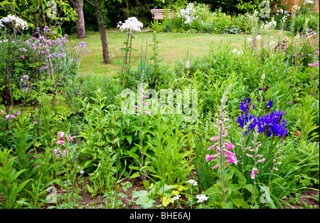 Typisch englische Stadt, Vorstadt oder Land Garten Ende Mai Stockfoto