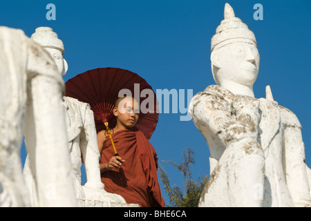 Settawya-Pagode, Young buddhistischer Mönch mit einem roten Regenschirm, Mingun, Burma, Myanmar Stockfoto