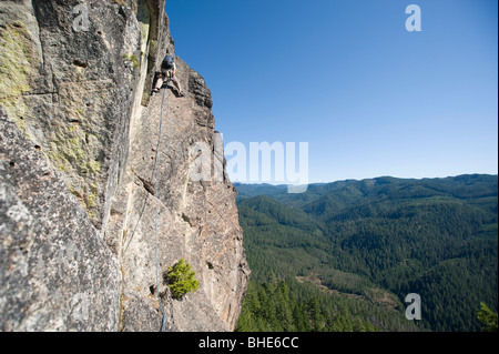 Kletterer Klettern eine Steilwand Stockfoto