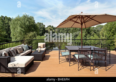 Deck des Luxus-Haus mit Blick auf das Wasser Stockfoto