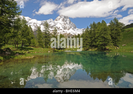 Il Lago Blu oder der blaue See in Valtournenche Italien mit dem Gipfel des Matterhorns oder Il Cervino im Hintergrund. Stockfoto