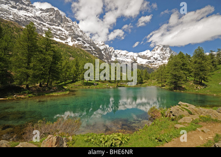 Il Lago Blu oder der blaue See in Valtournenche Italien mit dem Gipfel des Matterhorns oder Il Cervino im Hintergrund. Stockfoto