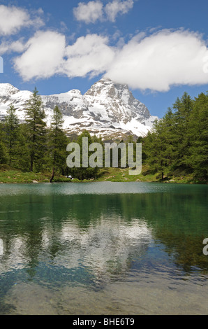 Il Lago Blu oder der blaue See in Valtournenche Italien mit dem Gipfel des Matterhorns oder Il Cervino im Hintergrund. Stockfoto