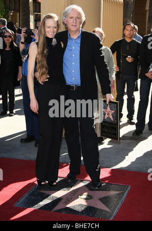SUZY AMIS JAMES CAMERON JAMES CAMERON geehrt mit einem Stern auf dem HOLLYWOOD WALK OF FAME HOLLYWOOD LOS ANGELES CA USA 18 Dece Stockfoto