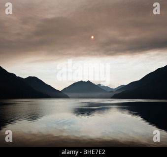 Rauchen Sie Blöcke Sonne über Lake Crescent, Olympic Nationalpark, Washington, USA Stockfoto