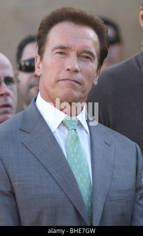 ARNOLD SCHWARZENEGGER JAMES CAMERON geehrt mit einem Stern auf dem HOLLYWOOD WALK OF FAME HOLLYWOOD LOS ANGELES CA USA 18 Goal Stockfoto