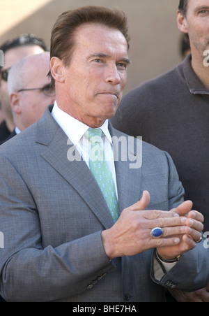 ARNOLD SCHWARZENEGGER JAMES CAMERON geehrt mit einem Stern auf dem HOLLYWOOD WALK OF FAME HOLLYWOOD LOS ANGELES CA USA 18 Goal Stockfoto