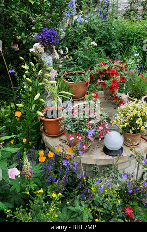 Lobelien (lobelia), Fuchsien (fuchsia), nemesia und Petunien (Petunia) in einem Garten im Hinterhof. Design: Jutta wahren Stockfoto