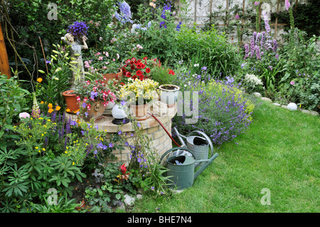 Staudenbeet und jährliche Pflanzen in einem Garten im Hinterhof. Design: Jutta wahren Stockfoto