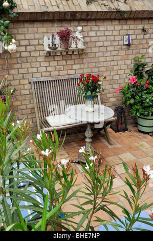 Terrasse von einem Garten mit Sitzecke. Design: Jutta wahren Stockfoto