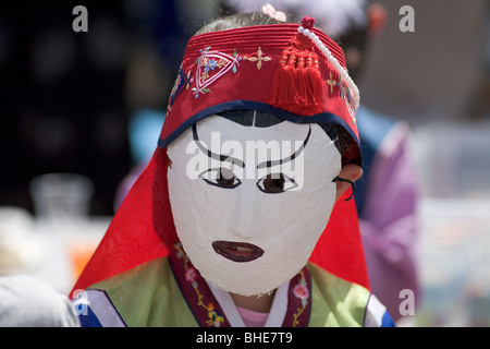 Kind in Maske im traditionellen koreanischen Tanz Anzeige von Mitgliedern der London Koreanisch Gemeinschaft New Malden Surrey Stockfoto