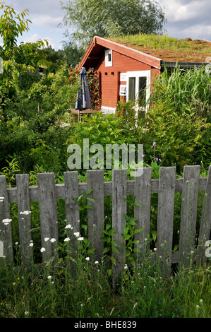 Garten Haus mit grünem Dach in einem natürlichen Garten Stockfoto