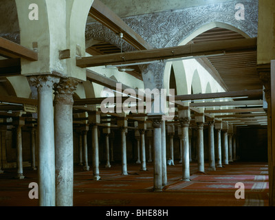 Al-Azhar-Moschee, Cairo. 972 n. Chr. gegründet. Innenraum mit Fatimid Stuckdekoration des Querschiffs Stockfoto