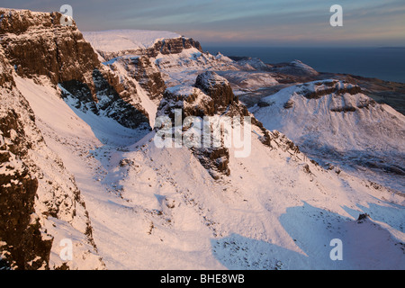 Winter-Sonnenaufgang über dem Quiraing, Isle Of Skye, Schottland Stockfoto