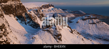 Winter-Sonnenaufgang über dem Quiraing, Isle Of Skye, Schottland Stockfoto