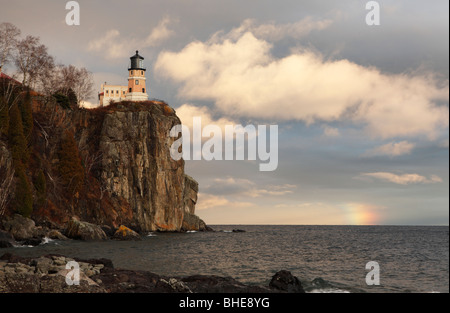 Clearing-Wolken am Split Rock Leuchtturm auf dem nördlichen Ufer des Lake Superior, Minnesota. Stockfoto