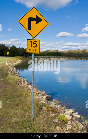 Rechts abbiegen Schild am Ufer eines Sees in Texas Stockfoto