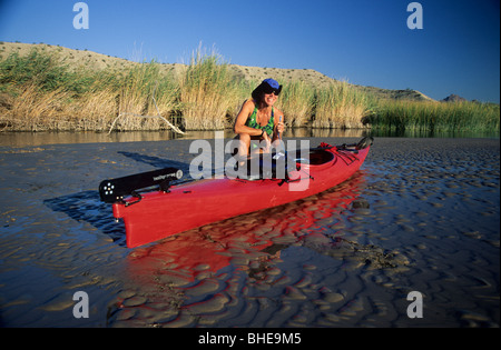 Person am Fluss Kajak. Stockfoto