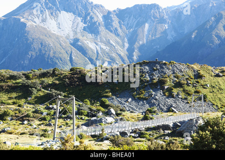 Drehbrücke - Aoraki / Mount Cook National Park auf dem Hooker Track im Sommer - Südalpen Südinsel, Neuseeland Stockfoto