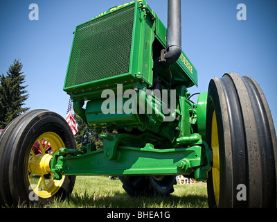 Stock Foto eines Jahrgangs John Deere Traktor von einem niedrigen Winkel betrachtet. Stockfoto