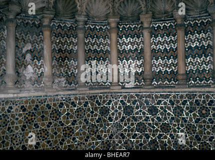 Mausoleum von Sultan Qalaun. Detail der polychromen Mihrab, 1283 Mamluk Periode. Cairo Motorradfahrt Stockfoto