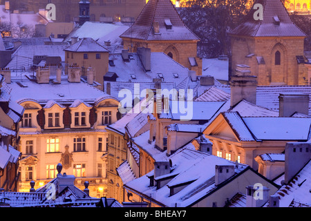 Prag - Winter Blick auf kleinere Dächer der Stadt mit Schnee bedeckt Stockfoto