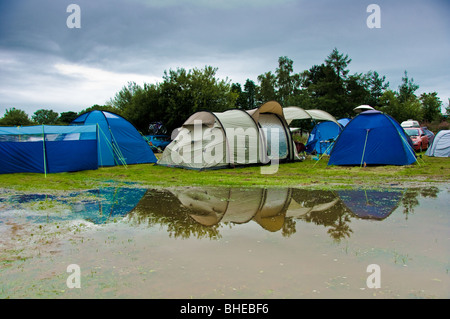 Zelte auf überflutetem Campingplatz im Lake District, im Sommer nach starkem Regen. VEREINIGTES KÖNIGREICH Stockfoto