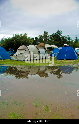 Zelte auf überflutetem Campingplatz im Lake District, im Sommer nach starkem Regen. VEREINIGTES KÖNIGREICH Stockfoto