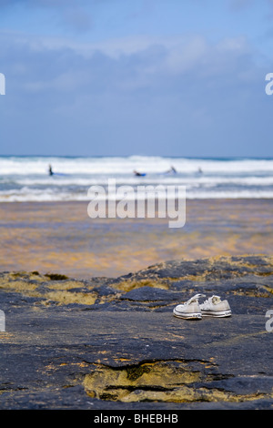 Sneakers für den Strand Fanore, County Clare, Irland. Stockfoto