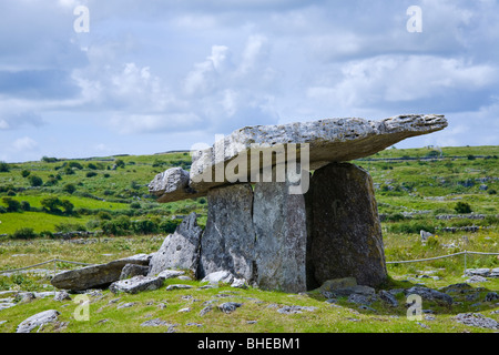 Die Poulnabrone Dolmen im Burren, County Clare, Irland. Stockfoto