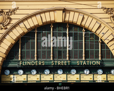 DETAIL ÜBER DEM HAUPTEINGANG FLINDERS STREET BAHNHOF MELBOURNE VICTORIA AUSTRALIEN Stockfoto