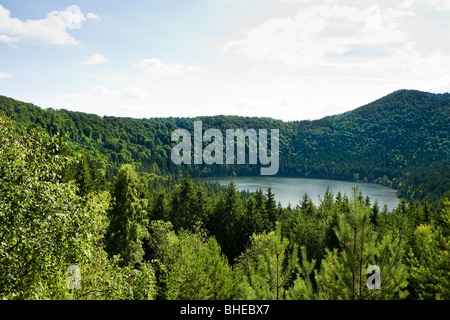 Sankt Ana Vulkansee in Rumänien, der einzige See in Europa in den Krater eines erloschenen Vulkans gebildet Stockfoto